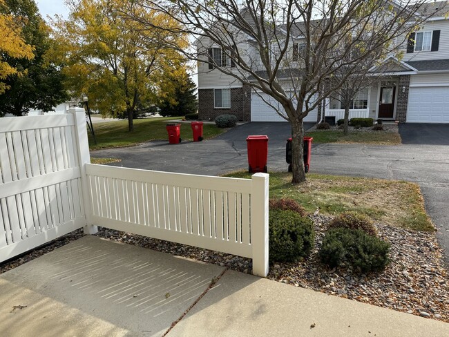 Building Photo - Must-see Crimson Ridge townhome!