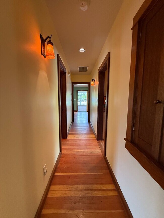 Building Photo - Craftsman home near Downtown Ashland | Ava...