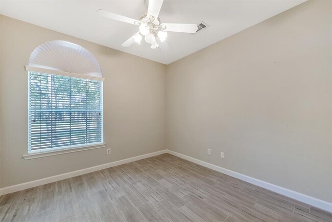 Building Photo - 26 Hidden Meadow Dr