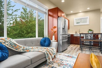 Building Photo - 914 16th Ave