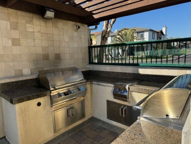 Building Photo - Stunning 2 bed 2.5 bath Solar Powered Town...