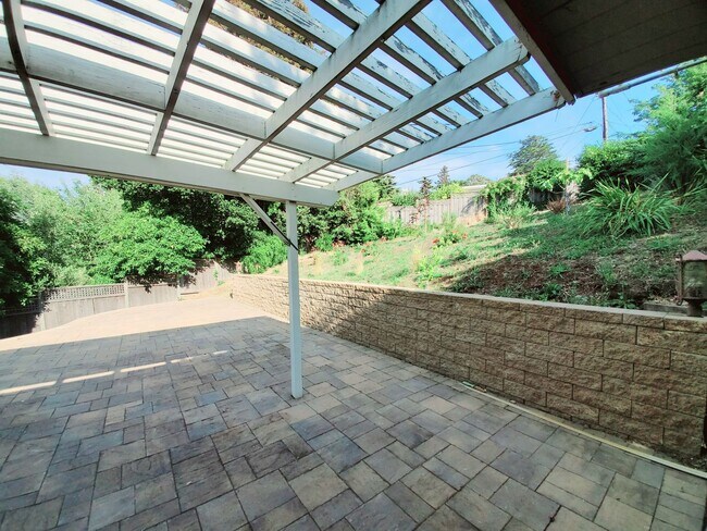 Building Photo - 2745 Summit Dr