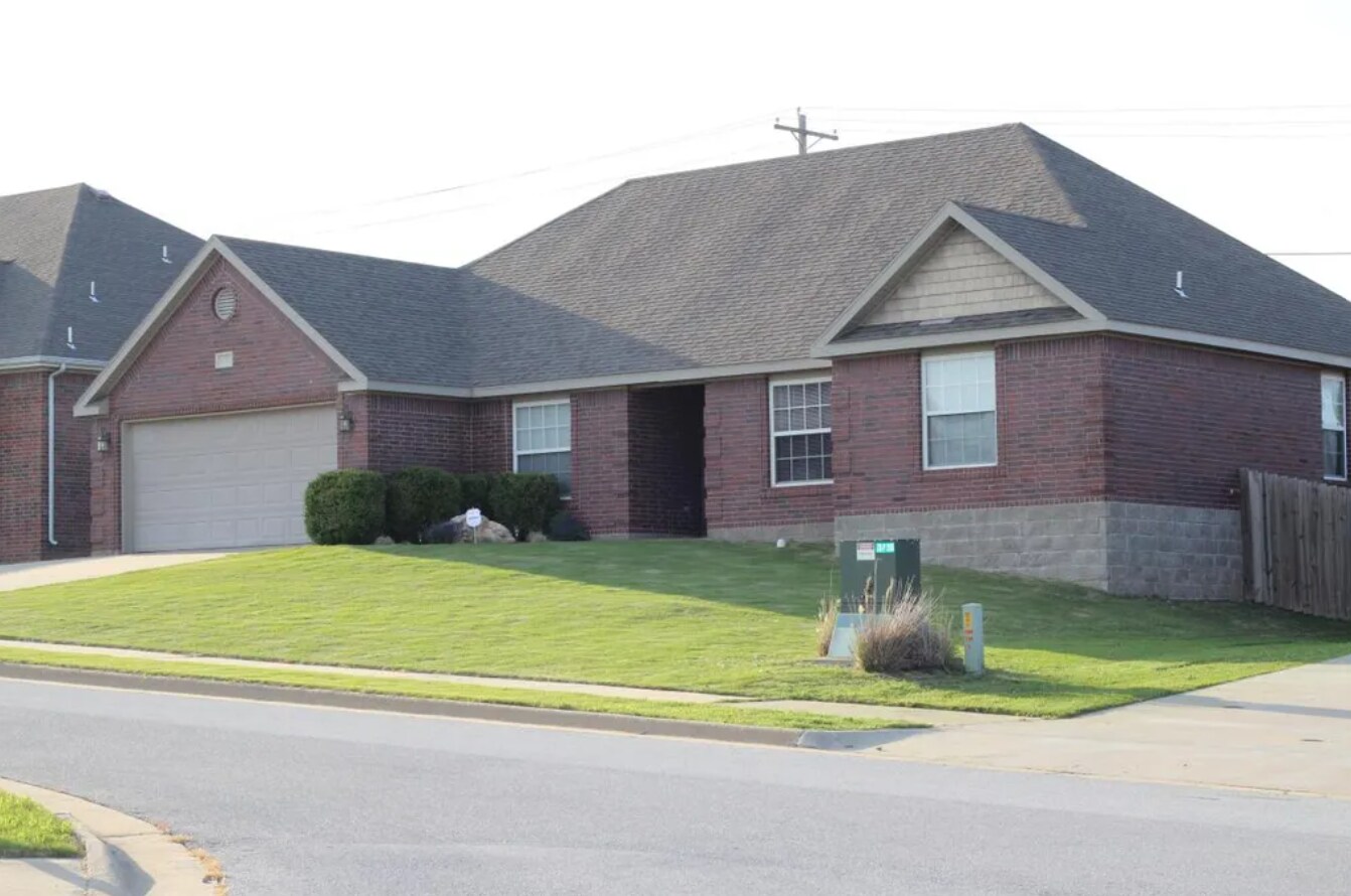 Building Photo - 4702 Southwest Golden Eagle Avenue
