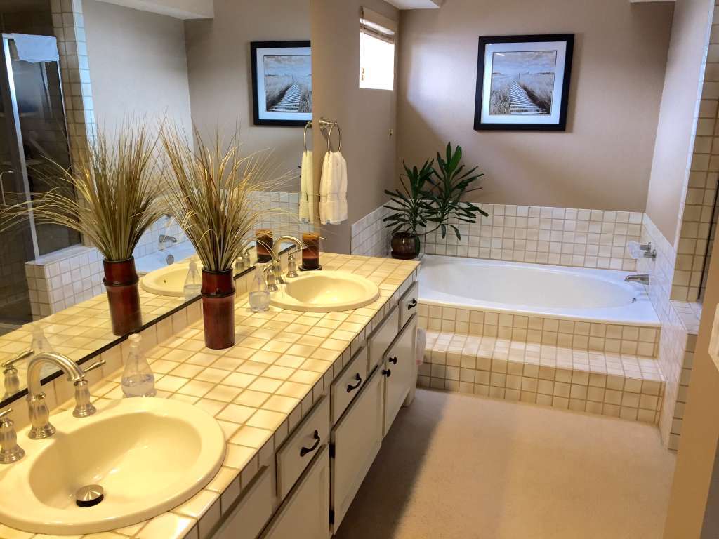 Master bathroom - 2094 Balboa Cir