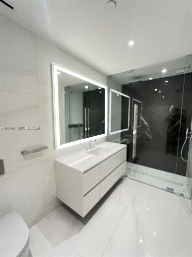 Building Photo - 300 Biscayne Blvd Way