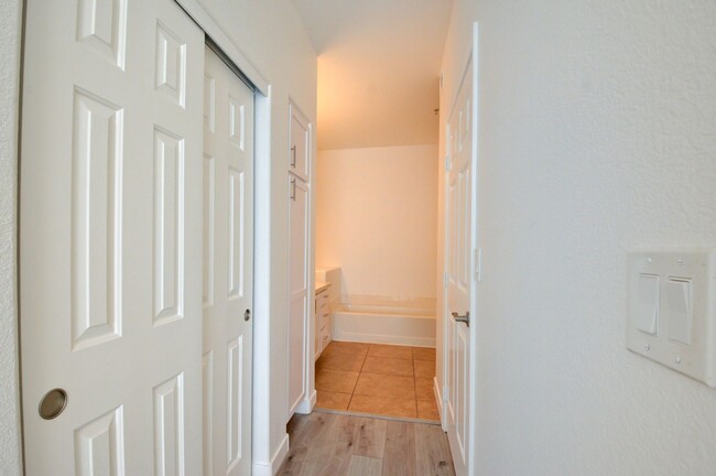 Building Photo - CLEAN, move in ready~GATED and super COMMU...