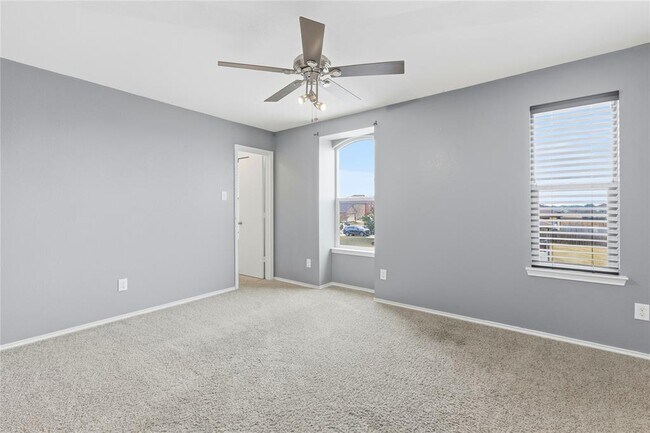 Building Photo - 605 Saul St