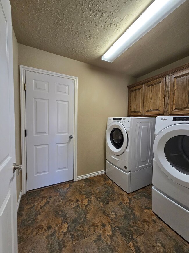 Building Photo - 4224 Sandstone Dr