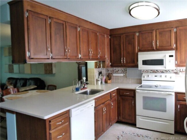 Building Photo - 44 Oak Forest Dr