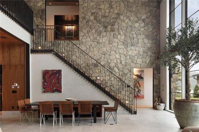 Building Photo - 725 Rocky Point Dr