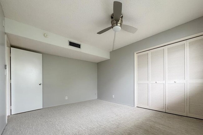 Building Photo - 3051 S Palm Aire Dr