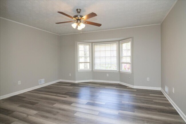 Building Photo - Spacious 3/2 Ranch Home w/ 2 Car Garage in Quiet Neighborhood