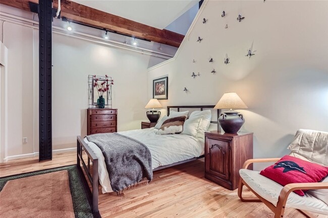 Building Photo - Stunning Downtown Loft w/23 ft. Ceilings -...