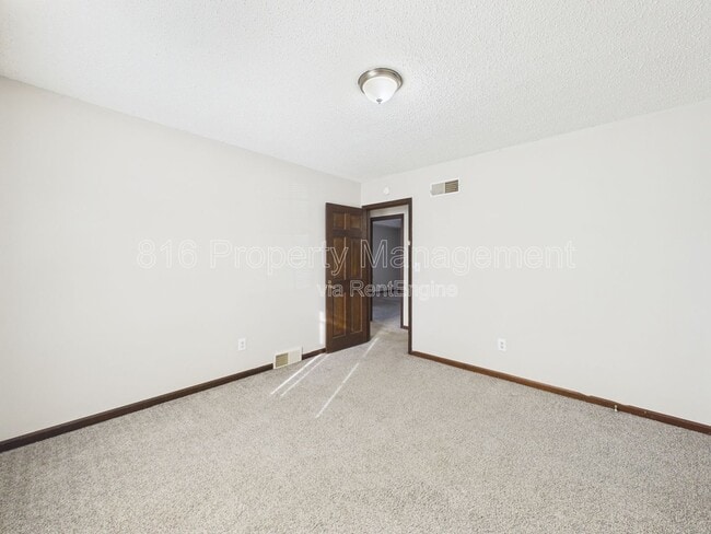 Building Photo - 3929 S Carriage Ln