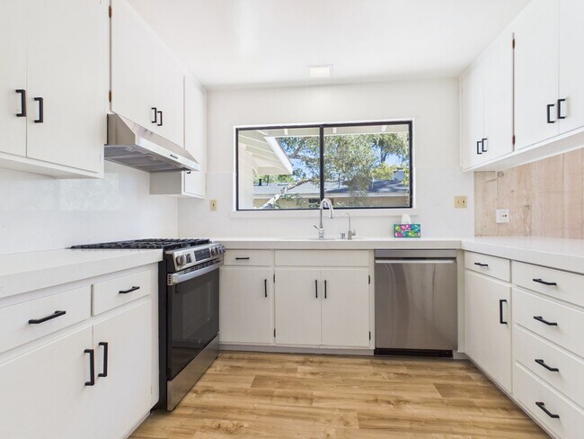 Building Photo - 4 Bedroom family home in Pebble Beach