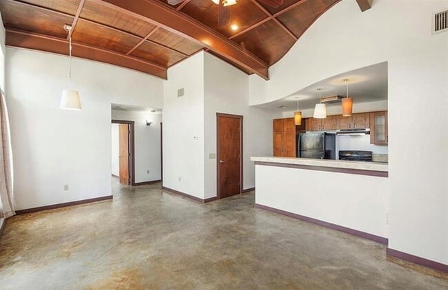 Building Photo - 658 Maple Ln