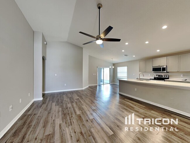 Building Photo - 705 Persian Dr
