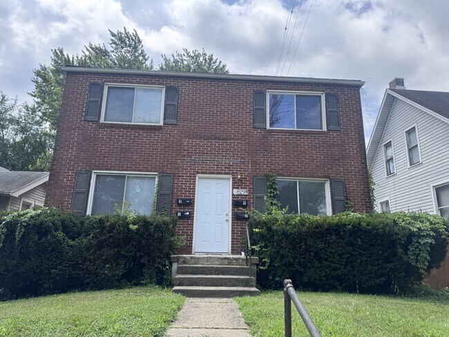 Building Photo - 420 E Siebenthaler Ave