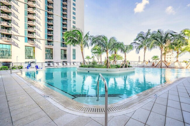 Building Photo - 601 NE 1st Ave