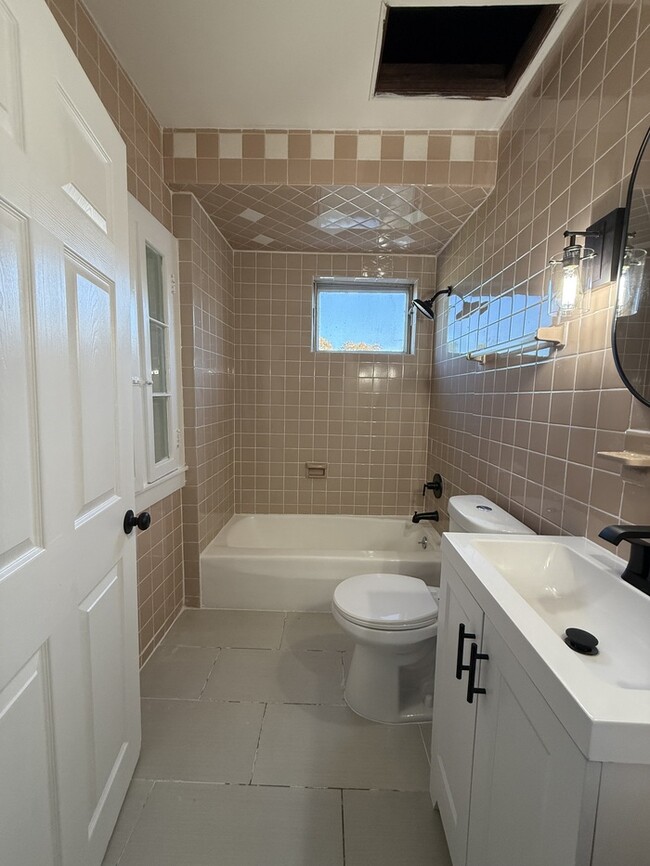 Building Photo - 438 Neville St