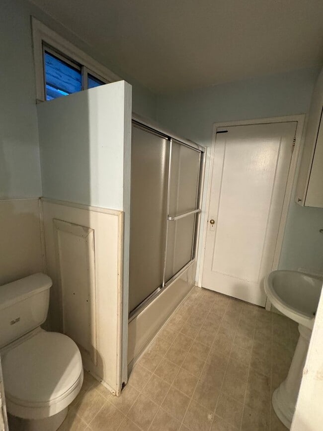 Building Photo - Now Available – Charming 2-Bedroom Cottage in Shelton!