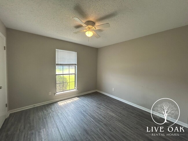 Building Photo - MOVE IN SPECIAL: $500 OFF 1ST MONTH'S RENT!**
