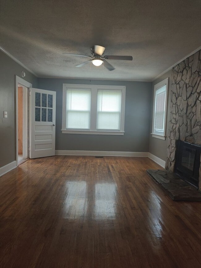 Building Photo - August Special! Application/Reservation Fe...