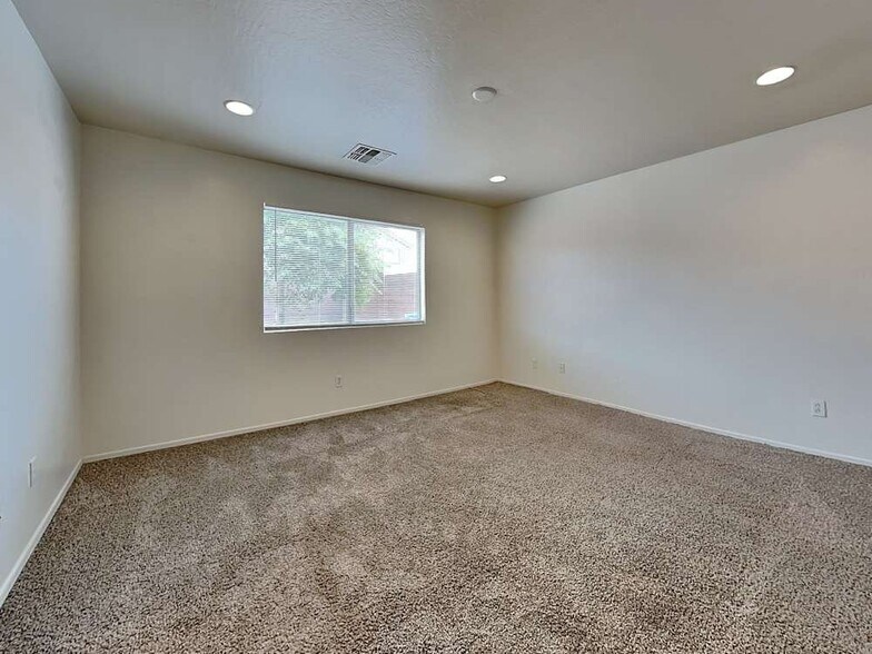 Building Photo - 5903 S 32nd Ln