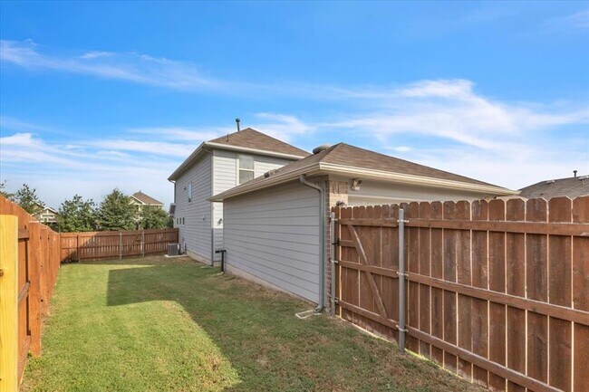 Building Photo - 440 Star Thistle St