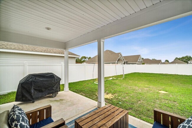 Building Photo - 627 Las Roblas Grande Dr