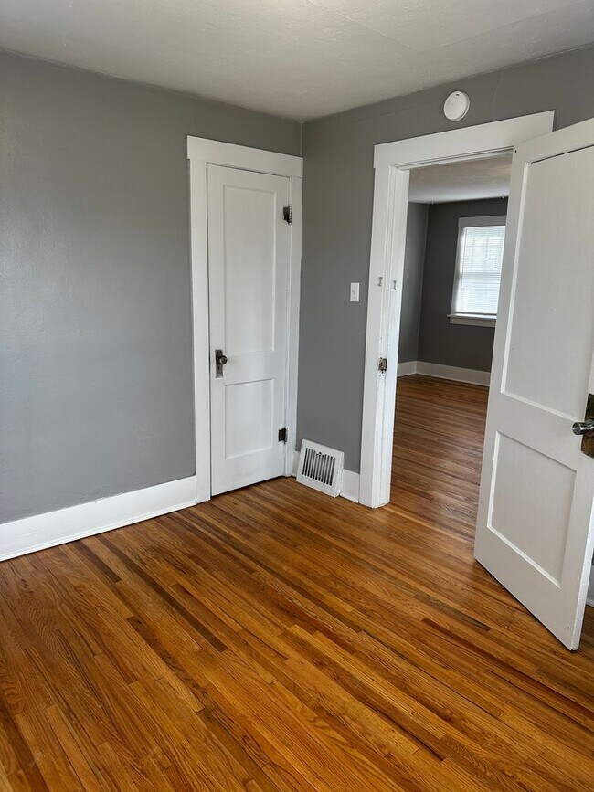 Building Photo - HALF OFF MARCH: Adorable 4 Bedroom UTILITIES INCLUDED!