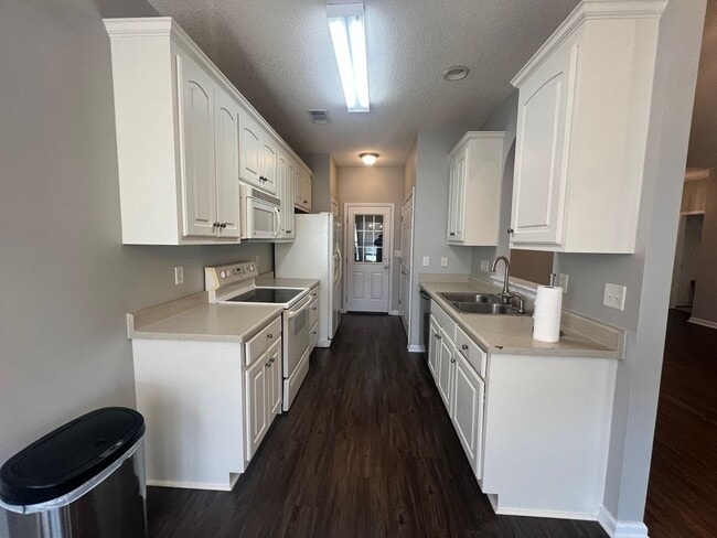 Building Photo - 3 bedroom 2 bathroom in Clear Creek Colony