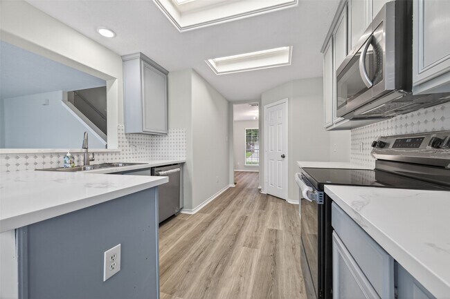 Building Photo - 6915 Great Oaks Shadow Dr