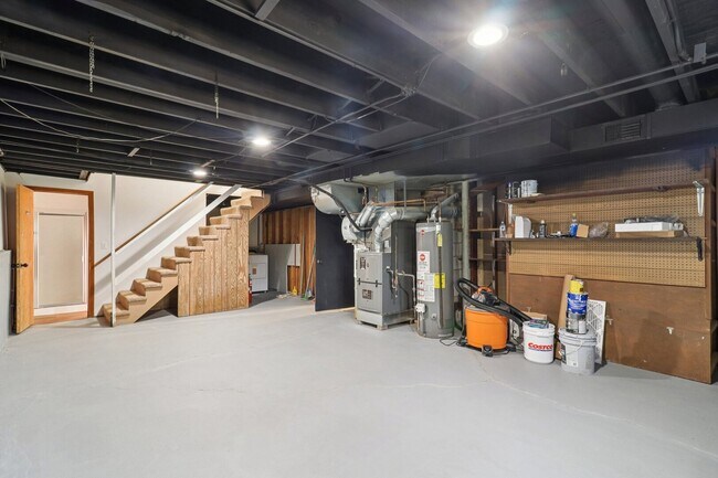 Building Photo - 23460 W N Lakewood Ln