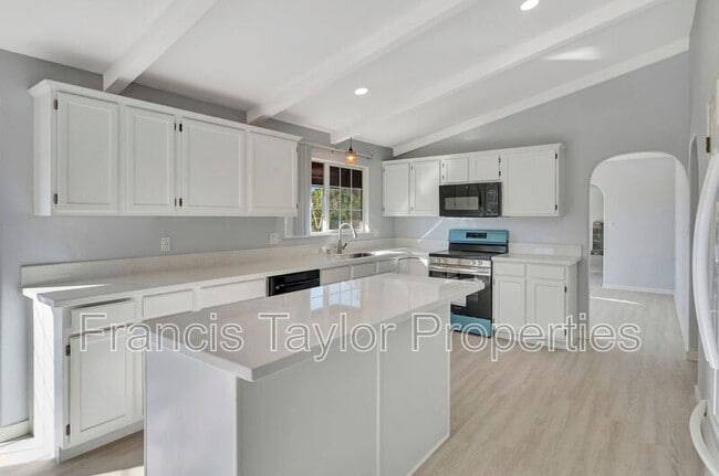 Building Photo - 16303 Avenida Florencia