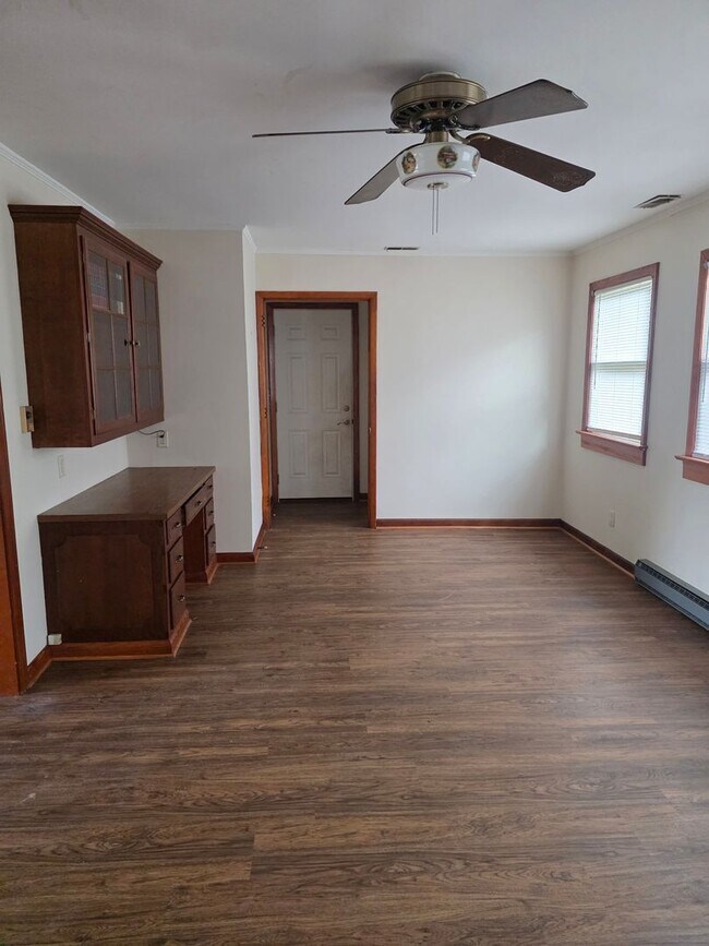 Building Photo - 3 Bedroom, 2 Bath home on a large lot with...