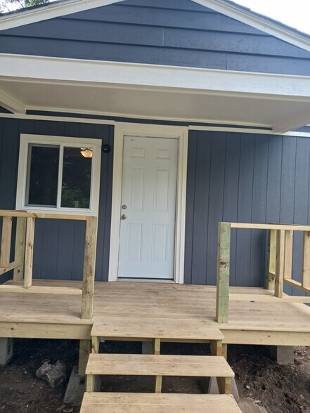 Building Photo - 819 S Elm Ave