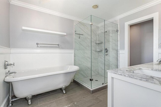 Building Photo - Stunning Victorian Townhouse!