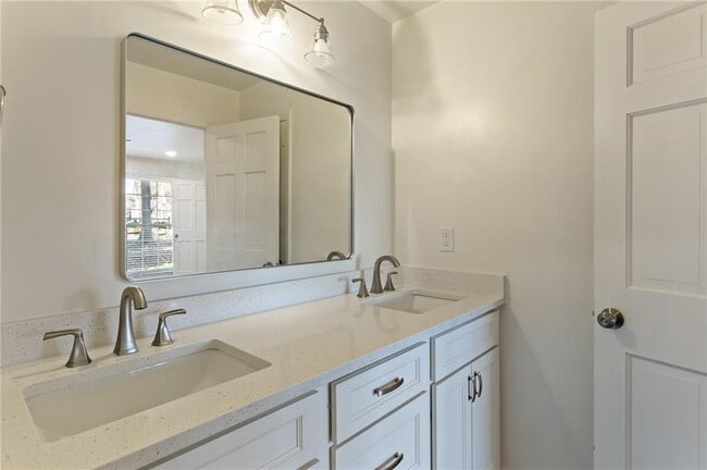 Building Photo - 3355 Pinetree Dr SE