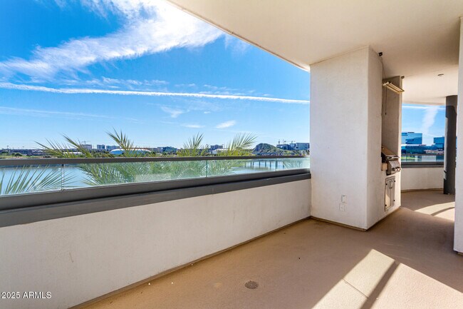 Building Photo - 945 E Playa Del Norte Dr