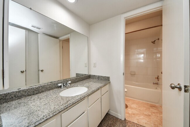 Building Photo - 1059 Country Pl Dr