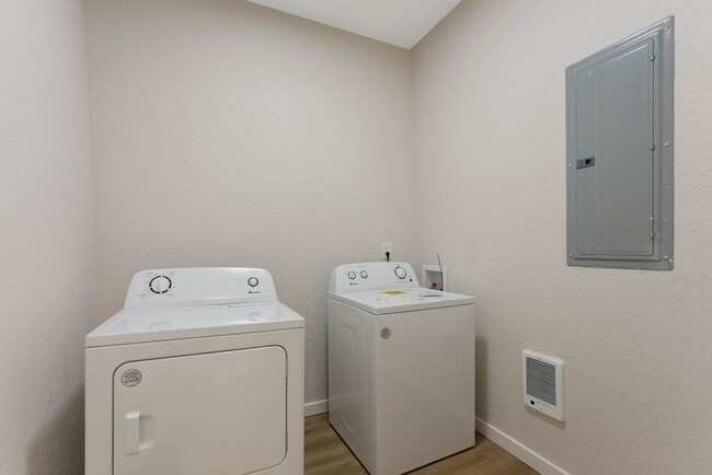 Building Photo - Darling 4 Bed, 2 Bath Home in Spokane!