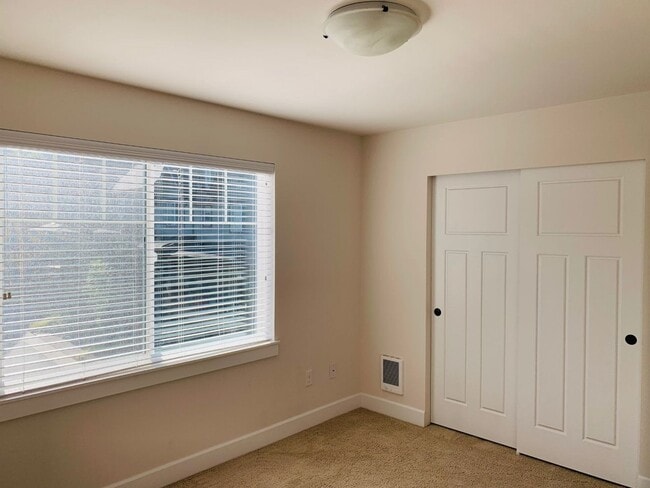 Building Photo - 3 bd 3 bath townhome Issaquah highlands