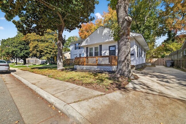 Building Photo - 830 Westwood Ave