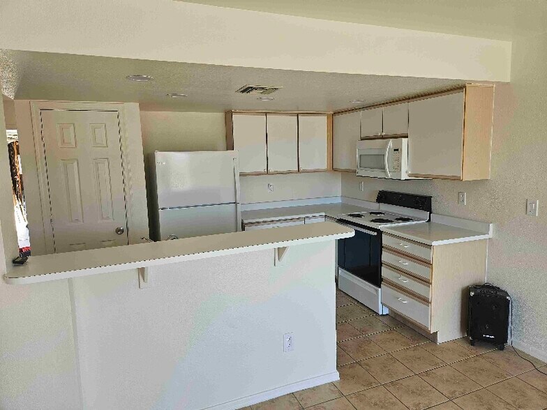 Building Photo - 3440 Sunriver Rd