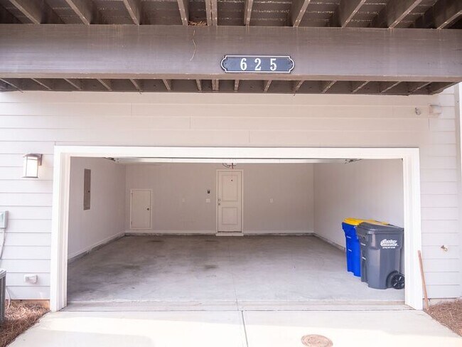 Building Photo - 625 Tiller Wy