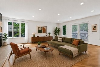 Building Photo - 1016 Muirfield Dr NE