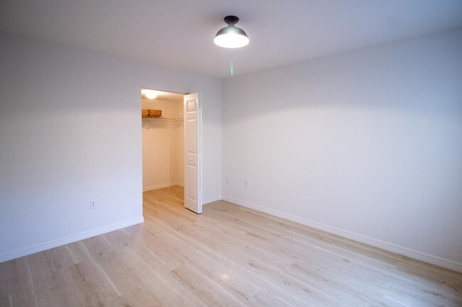 Building Photo - 1200 Crestwood Ct S