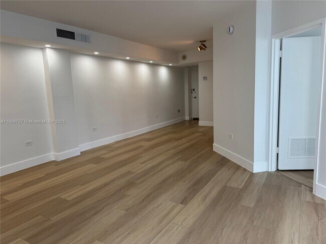 Building Photo - 825 Brickell Bay Dr