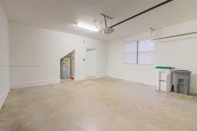 Building Photo - 9596 Town Parc Cir S